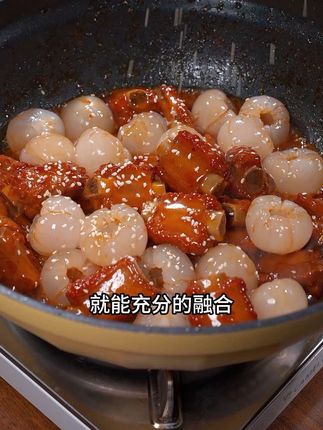 暑假孩子想吃糖醋排骨,今天做了一盘加了荔枝的做法,还别说味道确实不一样~