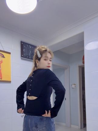 #新衣服可以治愈各种不开心 你画个妆出去走走,10和男人有8个想要你微信,你却守着那一个要死不活的,不回你信息的,大半夜还跟你闺蜜说,我真忘不掉他,你是不是有病,你就当他死了,咱来下一个#随意拍