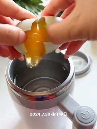 这个#搅拌杯 真的很好用哦,搅咖啡豆浆牛奶鸡蛋都可以,又快又好,磁吸充电的方便快捷#懒人搅拌杯 #咖啡杯 #杯子控 #实用好物 @DOU+小助手