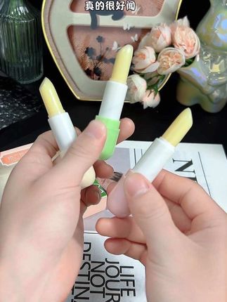 经常撕嘴皮子的姐妹真的推荐来试试它!#凡士林润唇膏 #滋润不厚重#平价好物分享唇膏