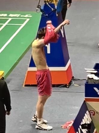 究竟是谁接到了石宇奇亚锦赛首次夺冠球衣和球拍啊!完美收官!石宇奇2-0横扫阿尤什,主场登顶亚洲! #羽毛球亚锦赛#石宇奇 #羽毛球 #羽毛球精彩片段