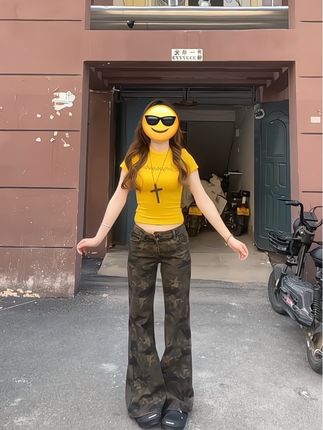 姐妹们快看我新买的美式迷彩裤,真的太帅了!它是这种宽松版型的,上身遮胯又显瘦,而且还是薄款设计,夏天穿也不会闷热。这个面料摸起来很舒服,做工细节也都很好,随便搭配个短袖都超好看的,上身就是酷酷的感觉,喜欢这种风格的姐妹千万不要错过!#迷彩控