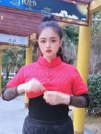 天气转凉,中老年马甲该安排啦~ 软乎乎面料亲肤不压身,上身暖和又自在,日常逛街、朋友小聚或是跳广场舞都适配。简约版型百搭不挑人,衬得气色好还显精神,细节做工扎实耐穿,不管自己穿还是送长辈都合适,换季必备的实用穿搭单品,#多色可选