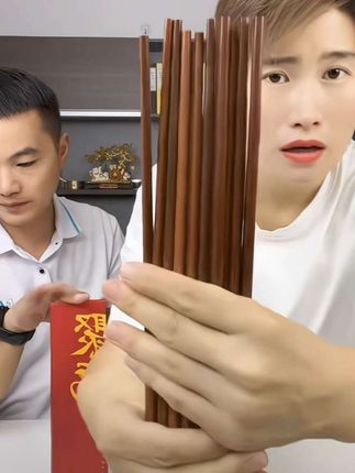 赶紧把家里发霉的筷子扔了吧!聚福家的筷子取材于天然铁木,经过严格筛选,无漆无蜡,健康环保,表面光滑无毛刺,握感舒适,夹菜也不打滑,还耐高温,不易发霉变形。#筷子#木筷#耐高温#防霉#厨房好物