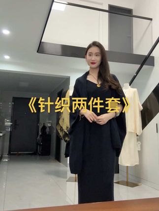 只有深灰色最不挑肤色不挑场合 也最有腔调 闭眼入深灰色 黑色显得整个人黑压压的 像道士;红色显白但是很挑场合 穿出去很扎眼;白色太太太显黑了