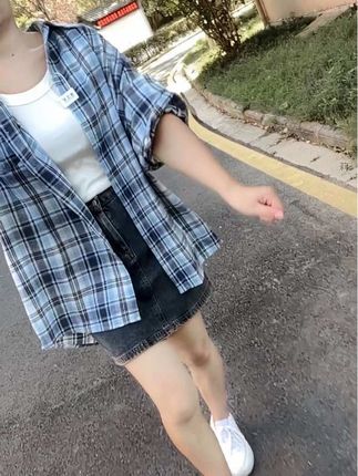 你可以忙,你可以累,但是你不可以不开心!记得要经常微笑面对生活,“笑在生活,美在善良,乐在知足,福在健康!”#格子控 #格子衬衫 #小个子穿搭 #休闲穿搭