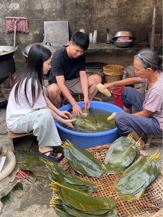 来女朋友家两天了,不知道对我这个未来女婿满不满意,表现得怎么样,他们家种好多稻谷到时候过来帮忙收,丈母娘说什么时候叫我们家人过来这边玩一下,这是不是意味着上门提亲的意思了……#记录生活 #乡村田园生活 #农村美食记录生活