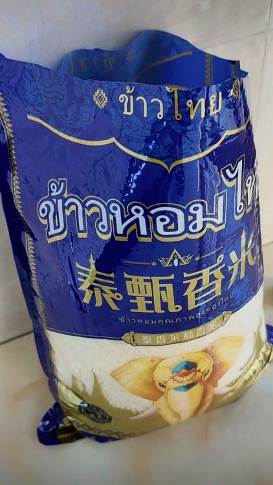 一口沦陷的茉莉香米,藏着5个美味密码。🌾#产地直供好食材# 泰国苏吝府阳光稻田直采,每粒都带自然馈赠。 🌸#香到骨子里的米# 2-乙酰基吡咯啉加持,开袋茉莉香漫屋 。 🍚#干饭魂本命米# 煮后粒粒分明,软糯弹牙还回甜。 💪#健康饮食优选# 无化学添加,全家吃着更安心。 ✨#百搭料理神器# 焖饭炒饭都出彩,小白也能变大厨。 正宗好米,让每顿饭都成小盛宴!