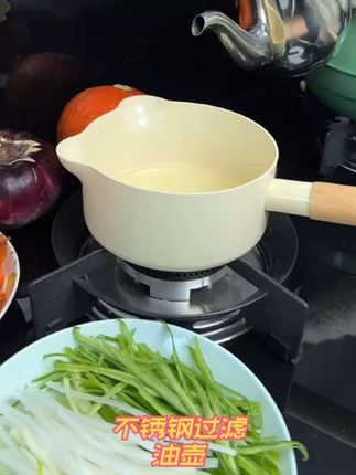 不锈钢过滤油壶,大壶口设计,方便添油,自带不锈钢过滤网,可直接过滤油渣,配嘴罩防虫防尘!#好物分享🔥 #振兴生活 #不锈钢过滤油壶