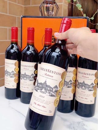 原瓶进口干红葡萄酒:好喝不贵的,这款原瓶进口干红葡萄酒,专为爱喝葡萄酒的你量身打造,妥妥的日常饮酒优选。它以亲民价位带来地道口感,让品质酒饮不再是轻奢消费。酒体柔顺易饮,无论是独自小酌还是好友小聚,都能轻松驾驭。它度数适中,不易上头,既能享受微醺的惬意,又无需担心次日不适。从瓶身设计到酒液品质,处处透着用心,不管是作为自己的口粮酒,还是用来招待客人,都体面又贴心。爱喝葡萄酒的朋友,别错过这款好喝、不贵又无负担的宝藏好酒!#干红葡萄酒 #葡萄酒 #红酒 #好喝不贵 #送礼佳品