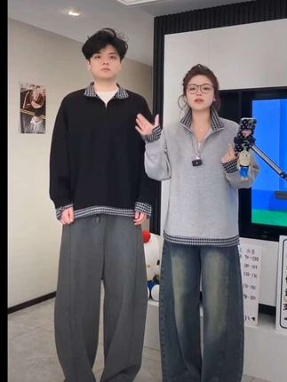 秋季新款男女同款情侣立领半拉链格纹拼接假两件长袖休闲卫衣 这件卫衣一穿 ,富贵包折叠肚秒没 #通勤品质感万能公式 #初秋穿搭#情侣卫衣#我要上热门@DOU+上热门 @生活服务热点中心 @DOU+小助手