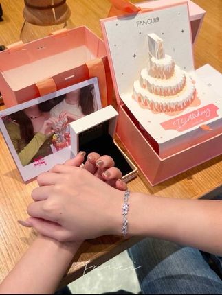 希望我们的友谊 像紫藤花的花语 我们要做一辈子的好朋友#FANCI范琦紫藤花 #手链 #闺蜜礼物 #好朋友是生活的解药