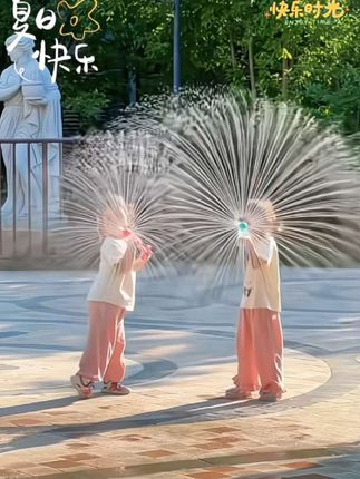 #烟花水枪 有了这个烟花水枪,真的不用再戳瓶子了,尤其是在路灯下玩,太有氛围感啦,爱了爱了~#水枪大战 #水枪 #清凉一夏 #我要上热门