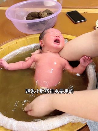 孕期的妈妈们千万别搞错了,宝宝刚出生就要用的是护脐带,是用来保护小肚脐残端的,面料柔软透气,独立包装干净又卫生,护脐贴是宝宝出生第二天洗澡要用的,是用来避免小肚脐进水,这个肚脐护理套装,待产包一定要提前备好,临时买真的太贵了#孕期囤货 #母婴好物 #宝宝护理 #新生儿 #待产包必备