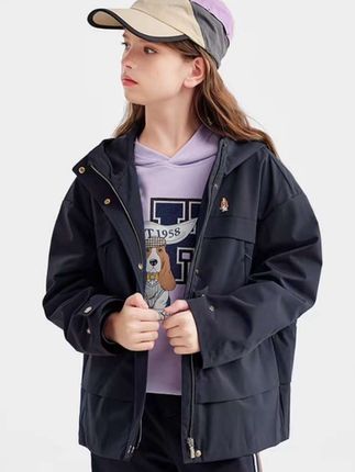 #暇步士 收腰款冲锋衣 超级显瘦又显高级 家有宝贝女儿的千万别错过#冲锋衣 #春秋穿搭 #外套穿搭 #显瘦穿搭