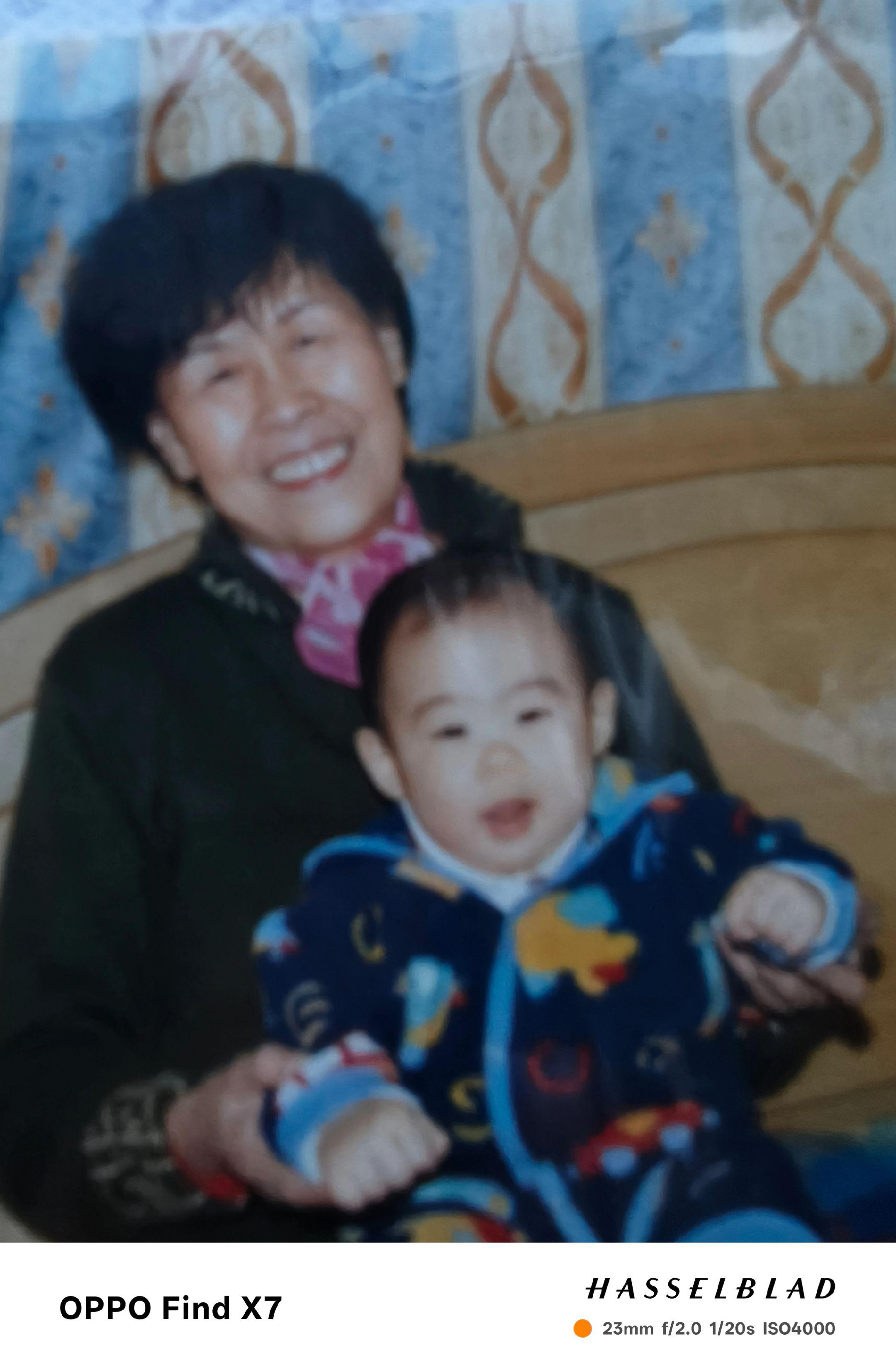 当奶奶了。时光的镜头里,藏着最温柔的爱。 我大孙在奶奶怀里笑得如此灿烂, 像冬日里的一缕暖阳。✨祖孙情深,岁月静好。 #母爱无私母爱伟大 #有一种爱叫隔代亲