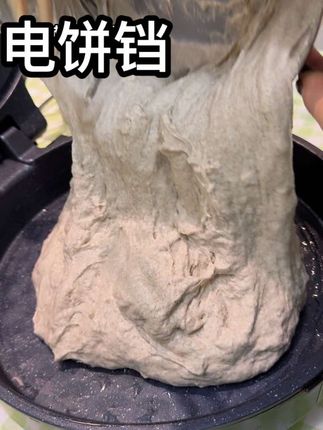 如果你家厨房只留一个锅,那必须得是电饼铛!早上起来摊个蛋饼,做个鸡蛋灌饼,几分钟就搞定了。中午用它来炒个菜,比燃气灶都快,而且完全不会粘锅,晚上一家人围在一起吃个烤肉,边吃边涮,简直太爽了!有了它,家里其它锅都可以下岗了,赶紧入手吧! 懒人发面饼#粗粮细作 #电饼铛做煎饼 #手工美食