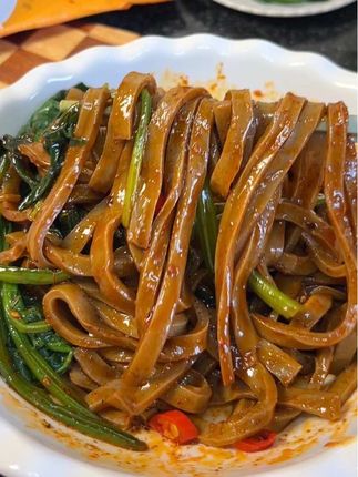 陕西岐山天缘醋粉,被称为凉皮届的黑美人,比凉皮还要好吃,都是粗粮做的好吃还没有啥负担!#醋粉#黑凉皮 #陕西非遗美食 #凉皮