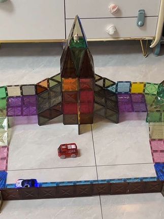 儿子可能觉得妈妈是个魔术师吧,磁力片搭配小汽车新玩法。娃都玩疯了,没想到小车不大但跑的很快#磁力片#磁力片玩法 #益智玩具 #儿童玩具