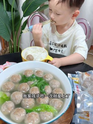 我家孩子特别爱吃这个牛肉丸,汤鲜味美,牛肉丸吃起来QQ弹弹的,还会爆汁! @非尝潮汕 #潮汕美食 #潮汕牛肉丸