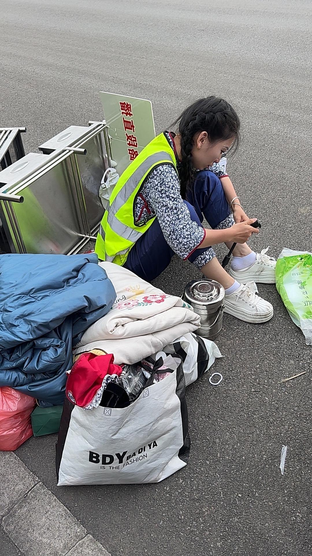 家人们。刚打开直播啊, 我都蒙了, 我小玲就这么招人恨吗?460公里,还有160公里就到了。 接下来该怎么整😭