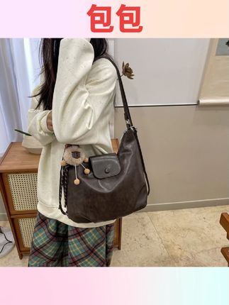 #包包控每天更新 【带挂件】新年包包女生清新复古质感休闲百搭单肩斜挎双肩通勤学生#新款包包 #美包推荐 #百搭包包 #国庆节好物
