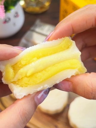 姐妹们,你没看错,这个榴莲冰皮月饼现在九点九到手,四个装,还给咱一个礼盒,一个礼袋。#榴莲月饼 #月饼 #强烈推荐 #这也太好吃了 #这个真的太好吃了