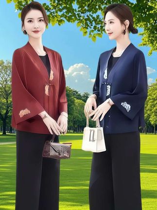 【罗蒙新中式喜婆婆套装太圈粉啦!】春秋季节穿正合适~新中式版型显贵气,精致刺绣细节满满!三件套搭配省心,婚宴上穿倍儿有面,平时逛街、聚会也能穿,妈妈们轻松驾驭各种场合~质感好还舒适,罗蒙品牌也靠谱,春秋备一套准没错~ #妈妈装 #喜婆婆装 #敬酒服 #早秋穿搭 #丫丫来了