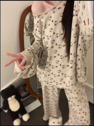 甜甜的Kitty睡衣谁能不爱呀!#家居服套装 #Kitty睡衣 #慵懒风穿搭 #宅家穿搭 #被秋日氛围感穿搭拿捏了