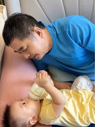 爷孙俩的温馨画面#记录真实生活 #独立喝奶的宝宝