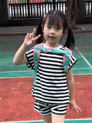 日子在重复过 女儿也在悄无声息地长大 突然又觉得时间太快了 即使努力参与她们的成长还是遗漏了很多瞬间 逐渐明白 在这段亲子关系里 陪她长大 大概是做过最正确的决定 #骗你生女儿 #可可爱爱的小朋友#今天穿搭 #女童穿搭