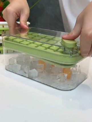 终于找到这个按压式冰块模具,一键按压,轻松脱模,只需要按一下,所有冰块就都下来了,夏天吃冰喝饮料必备,方便实用#居家好物 按压冰块模具#好物分享