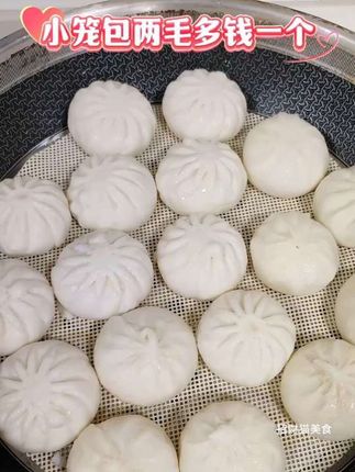 爆汁传统小包子,小笼包,猪肉小包子好吃不贵,蒸一下就可以吃,很简单,方便。#猪肉大葱包子 #小笼包 #早餐吃什么 #包子#美食 #早餐吃什么