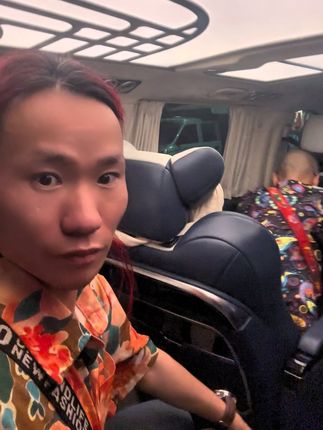 迈巴赫里下来两个精神小伙,直奔烧烤摊…然后全场都炸了! #四川焊舞帝甩头哥 #焊舞帝 #广告分成计划 #舞台无处不在 #抖音热门