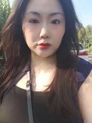老板一句带你发财,带我加入了绿化工程行业,而且直接把五万颗法桐采购的工作交给我对接,我的家乡本就是全国有名的法桐之乡,我很快就找好了对接人,陪老板一起来考察谈价格,老板悄悄告诉我,以后他不直接对接苗圃不加他们联系方式,让我来负责,我可以给对方要些回扣,当做辛苦费,这一单下来也有个很可观的收入了!这应该就是别人口中的贵人老板吧#绿化工程 #女性成长 #女性创业#记录真实生活