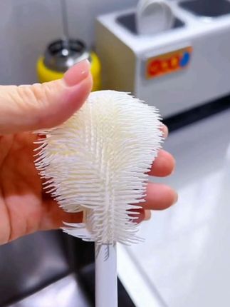 终于找到这种可以折叠的杯刷了,再也不用担心刷不到杯底了!它不仅容易清洗,而且还能轻松进入杯子底部,连难清理的边角都能照顾到,家里各种大小的杯子都能用,真是太方便了!#居家好物