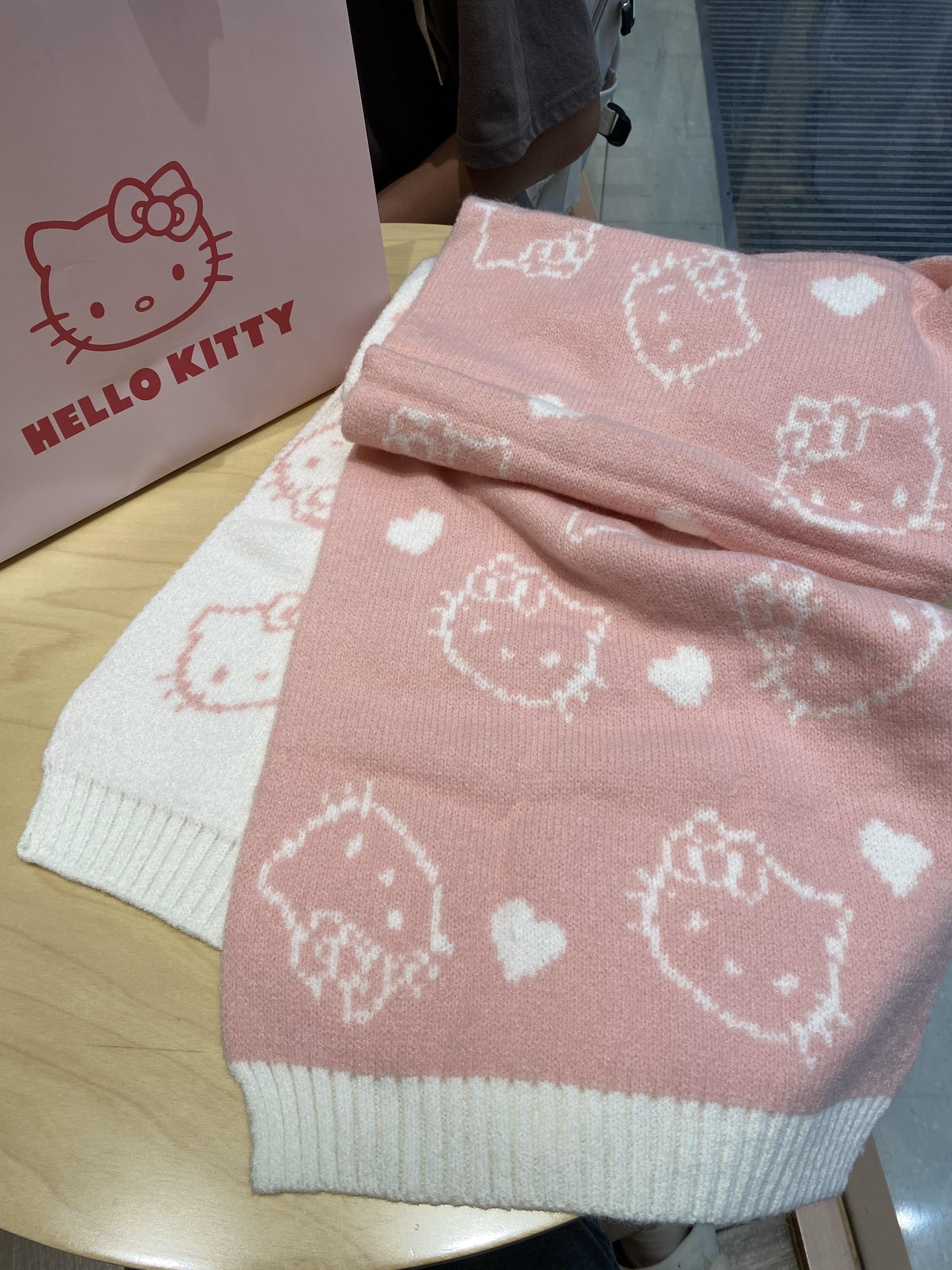 好喜欢宝宝送的kitty 围巾#礼物 #惊喜 #hellokitty
