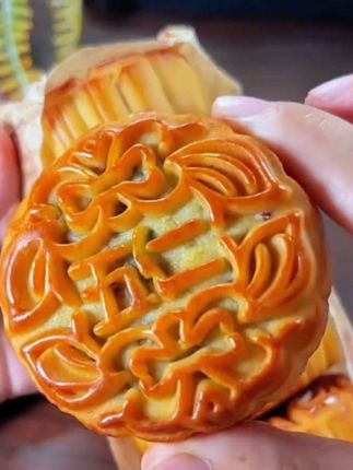 9.99发10个到手两斤的老式五仁月饼,味道非常好吃,还没抢到的拼手速了#老式五仁月饼 #五仁月饼#快来一起尝个鲜