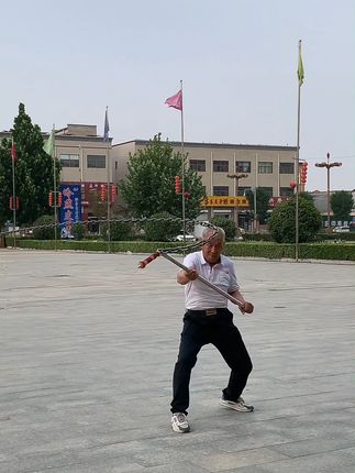 70多岁老人家,玩大杆子鞭,帅气十足#传统武术