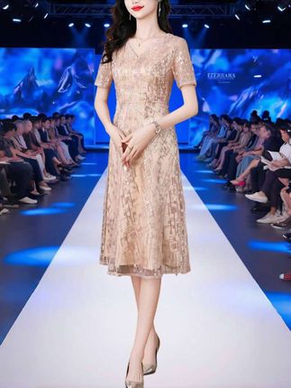 #高级感穿搭 #姐妹们,被问麻了的仙女裙来咯!精致V领修饰脖颈, 重工亮片蕾丝面料,在灯光下bulingbuling✨ 温柔又贵气,不管是重要宴会还是聚会,一穿秒成焦点,闭眼入不亏~@抖加🔥上热门🔥dou+🔥热点宝