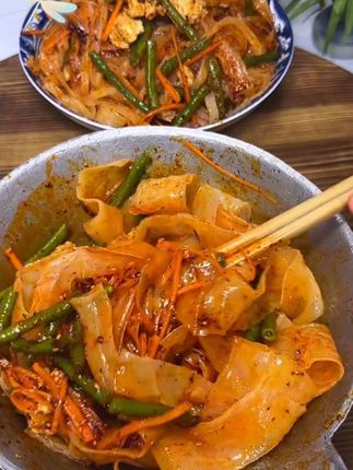 饿了调了一份宝鸡岐山擀面皮 ,吃着是柔软劲道,香辣过瘾太美了#太好吃了 #地方特色美食