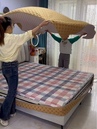 这款六面全包式的床垫保护套,不仅能保护床垫的正面和侧面,就连床垫的下面也包裹的严实起来,方便拆洗,脏了可以手洗,机洗,老公洗,再也不用担心床垫弄脏了#床笠 #床垫保护套 #夹棉床笠