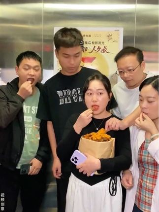 脆豆皮加肉松,一口下去酥酥脆脆,香香辣辣的,双重口感真的太好吃了,#太好吃了 #解馋 #妈呀太香了吧#深夜追剧 #肉松黑豆脆