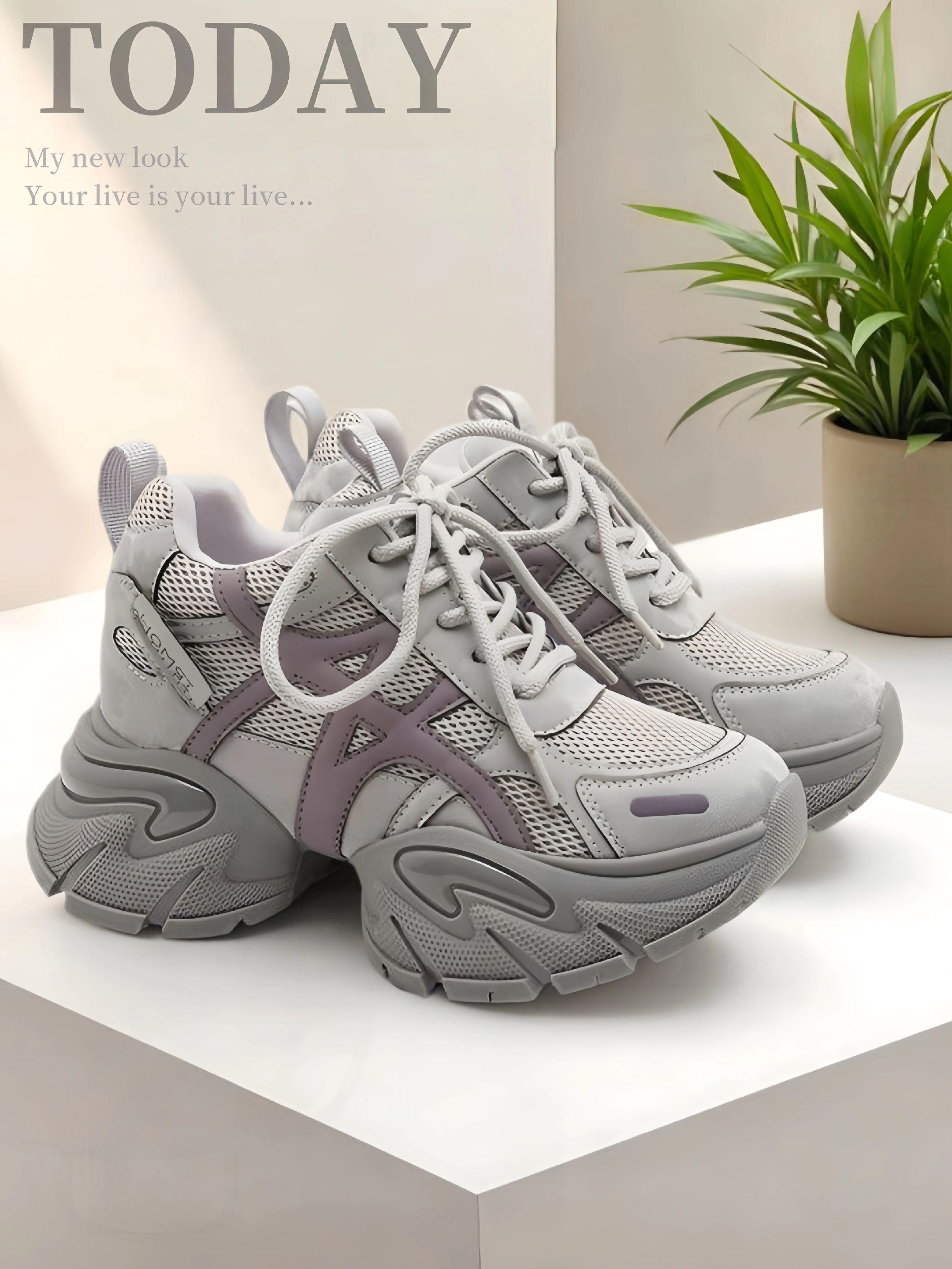 宝子们!达芙妮2025秋冬老爹鞋绝了~国民老品牌质感在线,厚底悄悄显高,小个子、腿粗姐妹都能穿。超纤PU拼透气网纱,秋冬不闷脚,内里抗菌棉亲肤吸汗。脚感软弹如踩云,日常通勤暴走无压力。鞋侧收窄不显脚大,搭牛仔、短裙、卫衣都百搭,甜酷休闲风随意切换。防滑大底雨天也稳,颜值、舒适、实用全拉满,闭眼冲不踩雷~ #达芙妮新款老爹鞋 #2025秋冬运动鞋 #小个子穿搭 #百搭休闲鞋