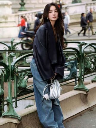 杨幂同款牛仔裤是罗家的一比一定制,一年四季都可以穿,非常显瘦百搭遮肉#梨形身材穿搭 #牛仔裤 #杨幂#今日穿搭