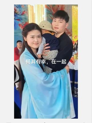 大衣哥孙子满周岁,来了很多亲朋好友,现场热闹非凡#大衣哥朱之文 #大衣嫂#朱小伟 #农村生活 #洗衣液