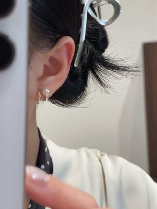 戴上一整个爱住的双层线条珠珠耳钉,出门逛街随意搭配都好看#首饰分享 #时尚饰品 #耳饰控 #饰品分享 #耳饰搭配