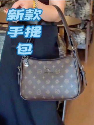新款真皮大气妈妈包软皮斜挎包中年单肩手提包 这个秋冬新款包包真的太适合我们中年女性了,它是那种大气的款式,无论是上班还是逛街都能背它。而且它的面料是软皮的,非常舒服,背着很轻松,不会觉得勒肩膀。同时它是可以手提也可以斜挎的,真的很实用,喜欢的朋友赶紧点击下方链接购买吧!#好物分享。#视频推荐。
