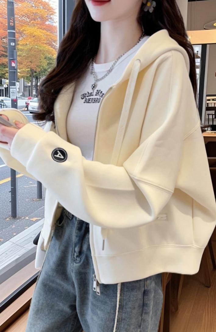 韩版宽松连帽卫衣!2025新款春秋韩版设计,宽松版型特别适合小个子女生,穿上它瞬间显得活泼又时尚!薄款材质非常适合温暖的秋季,简约的开衫设计让搭配变得轻松无比,随意一搭就能出门,真是衣柜里的百搭神器!快来一起体验这个舒适又时尚的卫衣,让你的秋季造型更加出彩!#不挑年龄不挑身材 #卫衣外套#洋气减龄 #秋天 #大码女装