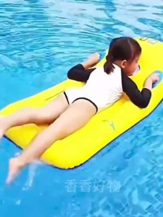 ✨就是小朋友夏天的快乐呀,幸好妈妈机智想,起来去年买的这个儿童冲浪板,夏天玩水标配!躺在上面真的很舒服吧!👆🏻#水上运动 #好物推荐🔥 #家庭必备